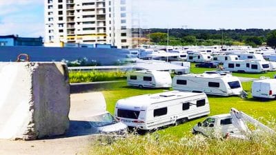 Les gens du voyage s’installent sur son terrain, il les bloque avec un bloc de béton de 3 tonnes