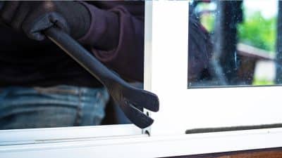 Les meilleures astuces pour éviter un cambriolage durant vos vacances cet été